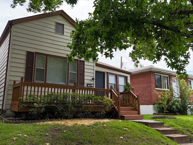 view of front of property with a front yard