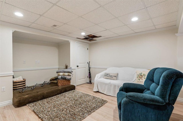 living room featuring recessed lighting, crown molding, baseboards, and wood finished floors