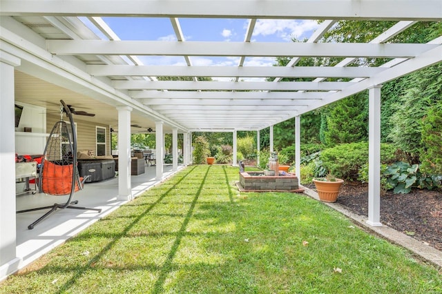 view of yard featuring a ceiling fan, a pergola, and a patio