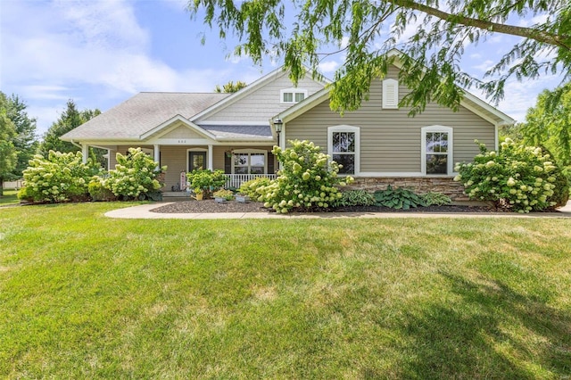 view of front of house featuring a porch and a front yard