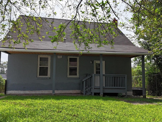 view of front of home featuring a front lawn