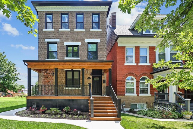 view of front facade featuring a front yard and a porch