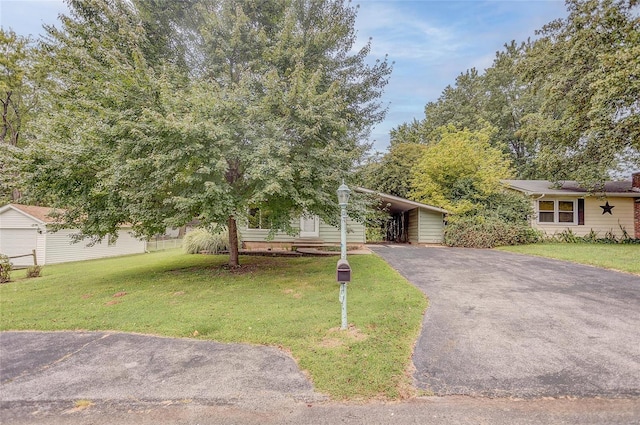 view of front of property featuring a front yard and a carport