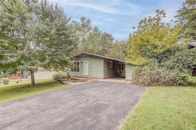 view of front of home featuring a front yard