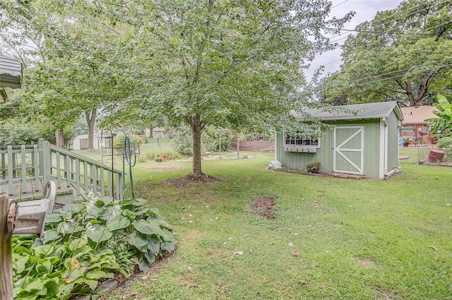 view of yard featuring a shed