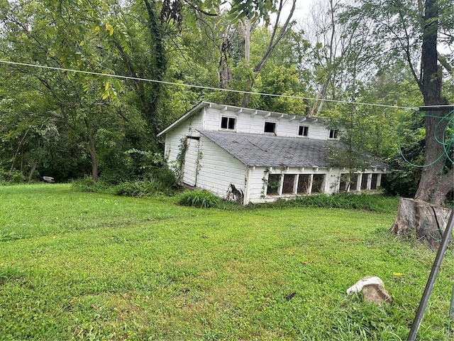 back of house featuring a lawn