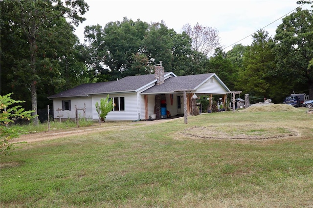 ranch-style home featuring a front lawn