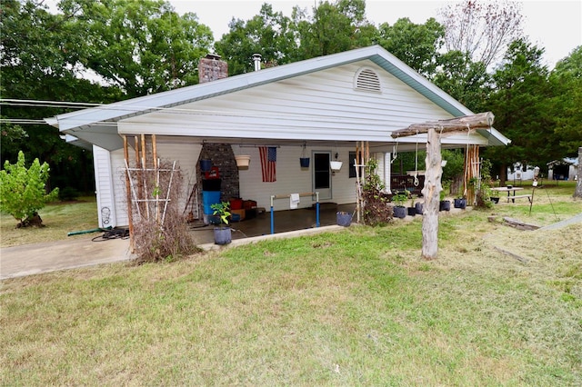 view of front of property featuring a front lawn