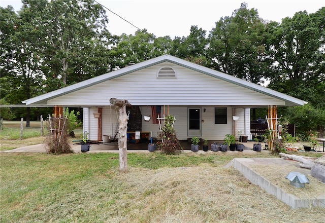 view of front facade featuring a porch and a front yard