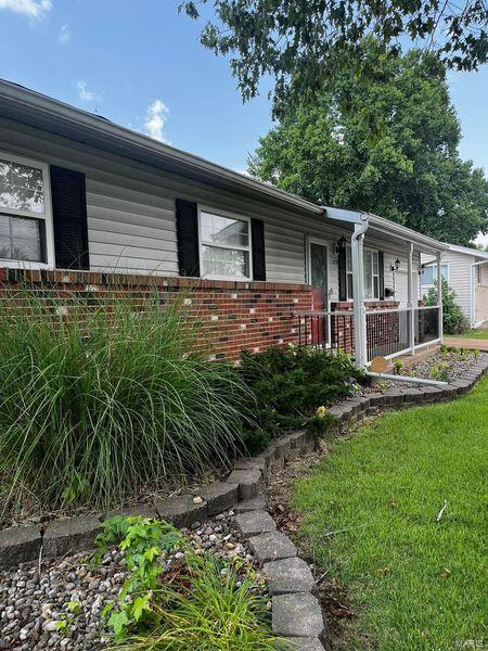 ranch-style house with a front lawn