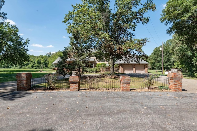 view of front facade with a garage and a front yard