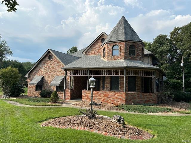 view of front facade with a front yard