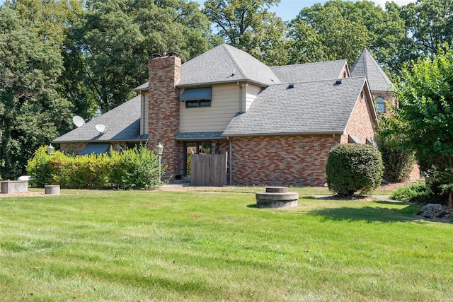 view of front of home featuring a front lawn