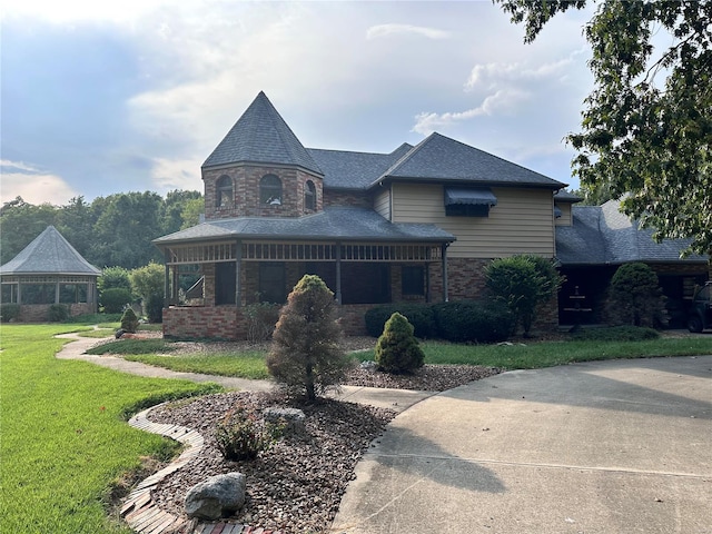 view of front of property with a front yard