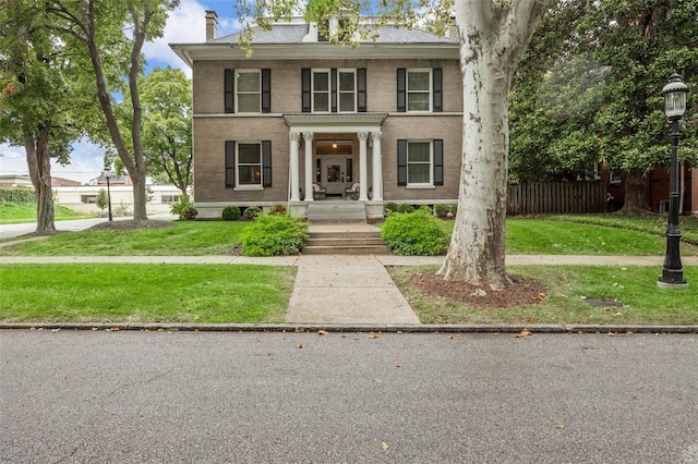 view of front of property featuring a front lawn and a porch