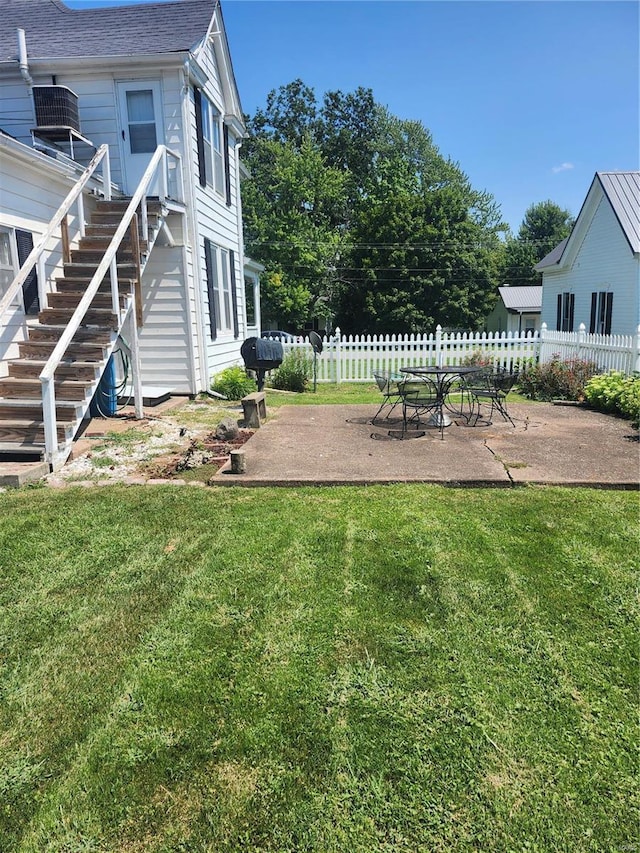 view of yard with a patio area