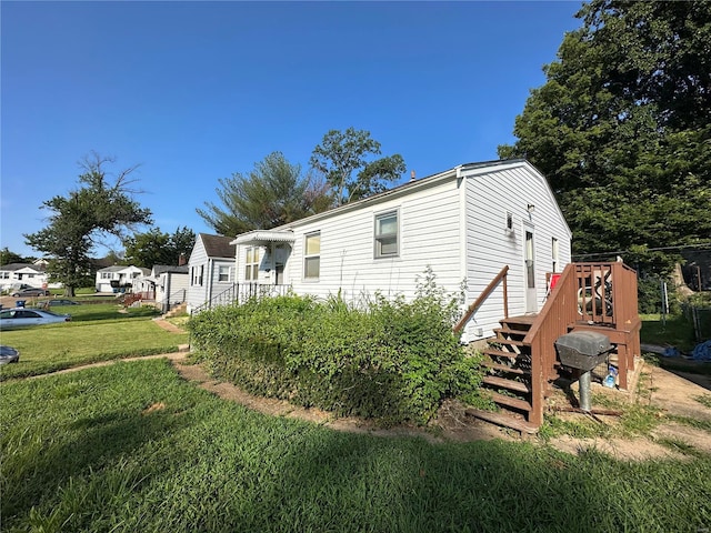 manufactured / mobile home with a front yard