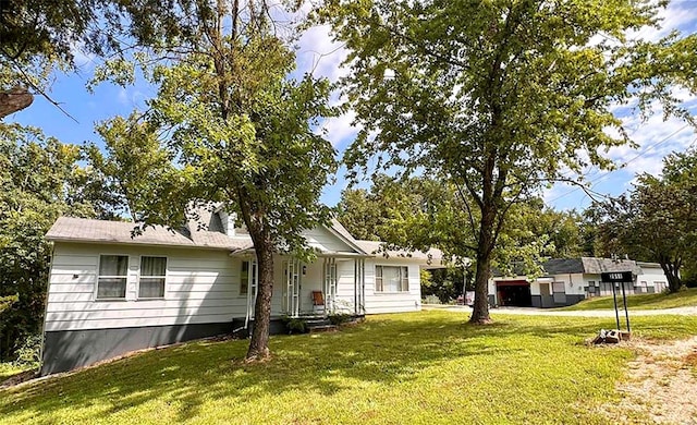 view of front facade with a front lawn