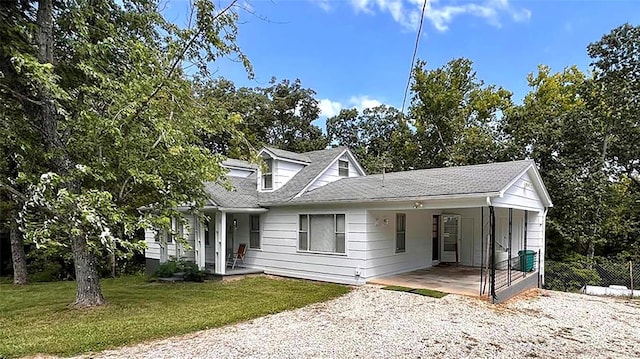 view of front of property featuring a front lawn