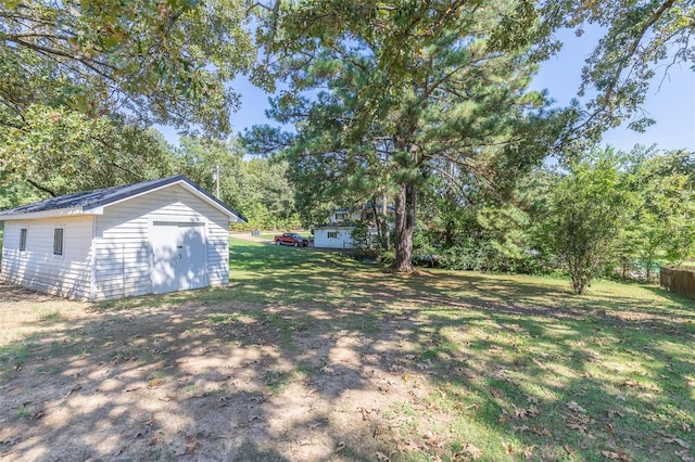 view of yard featuring a shed