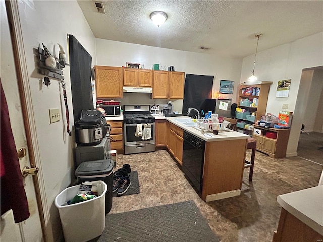 kitchen with sink, a breakfast bar area, decorative light fixtures, a textured ceiling, and stainless steel appliances