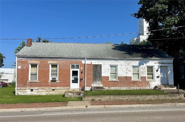 view of front of house with a front lawn