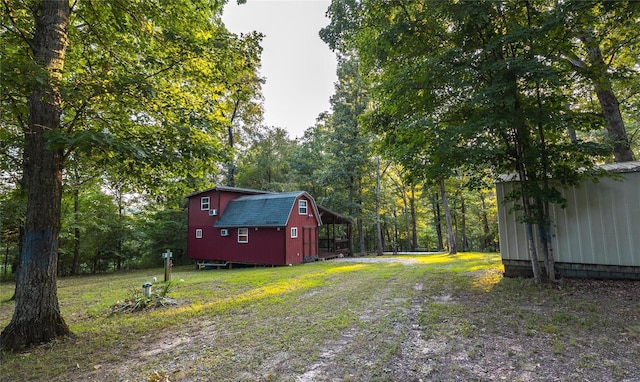 view of yard featuring a storage unit