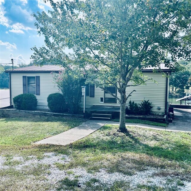 view of front of house featuring a front lawn