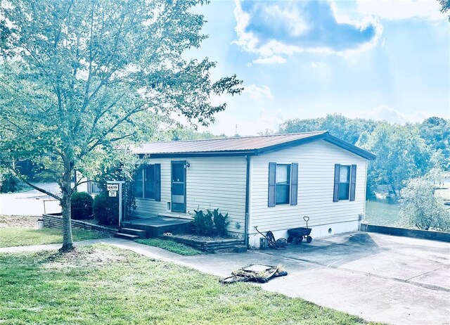 exterior space featuring a front yard