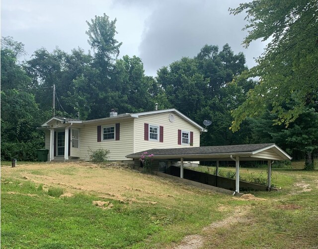 view of front facade with a front yard