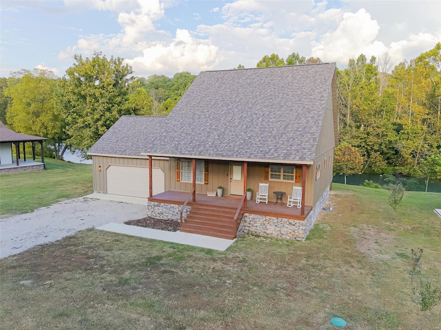 view of front facade featuring a garage, a front lawn, and covered porch