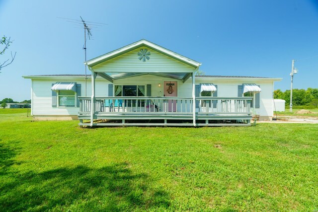 view of front of home with a front lawn