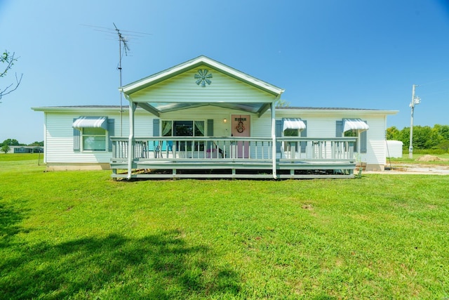 view of front of house featuring a front lawn