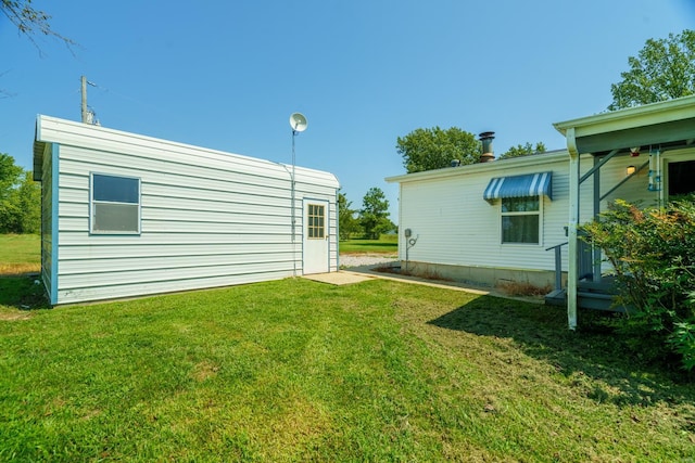 view of yard with an outbuilding