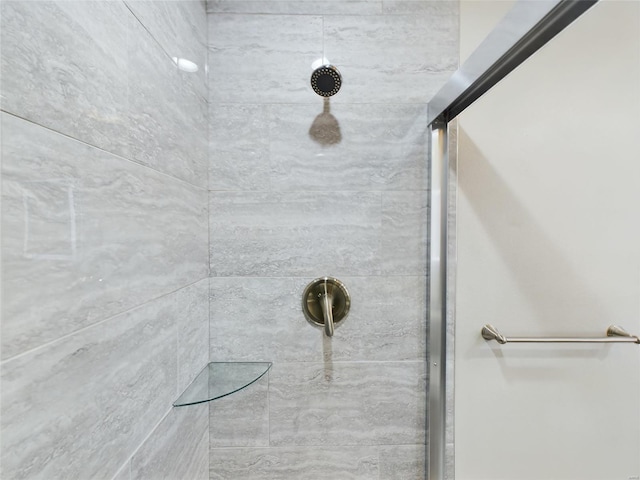 bathroom featuring a tile shower