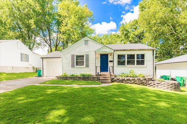 view of front of property featuring a front yard and a garage