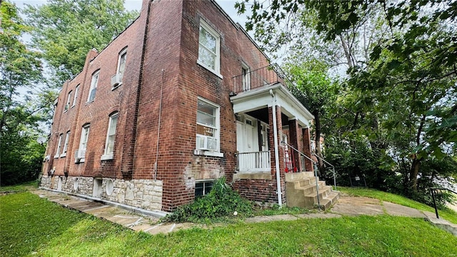 view of side of property with a lawn