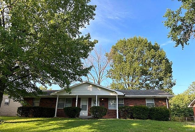 ranch-style home with a front lawn