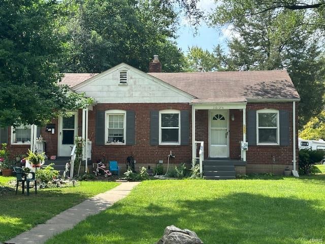 bungalow featuring a front lawn