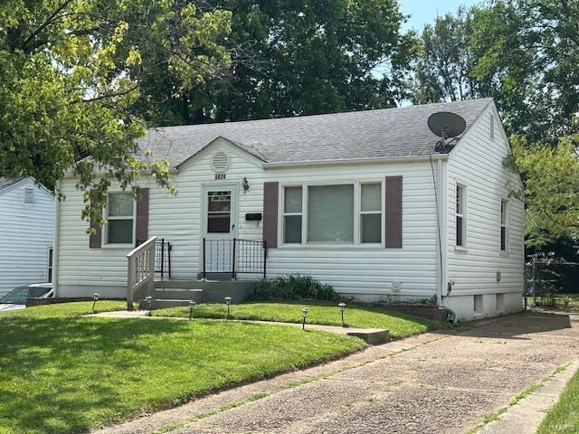 view of front of house featuring a front yard