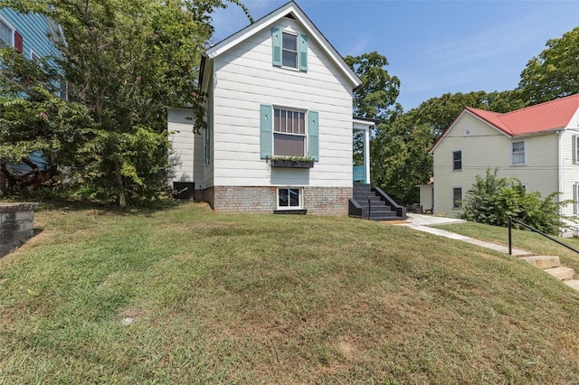 view of front of house featuring a front lawn