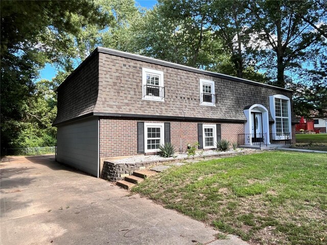 view of front of property featuring a front lawn