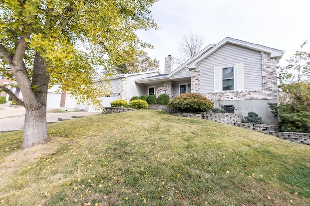 view of front of house featuring a front lawn