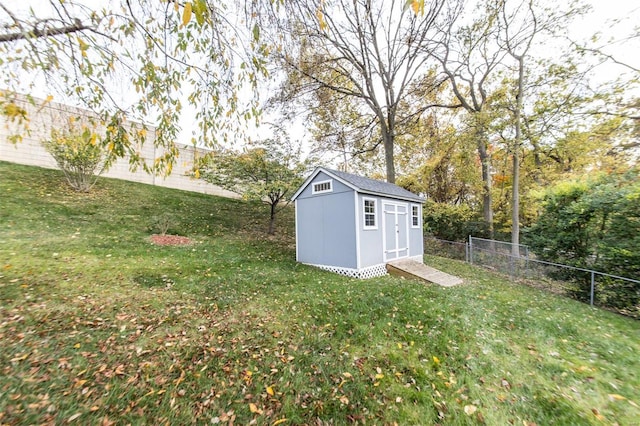 view of yard featuring a storage shed