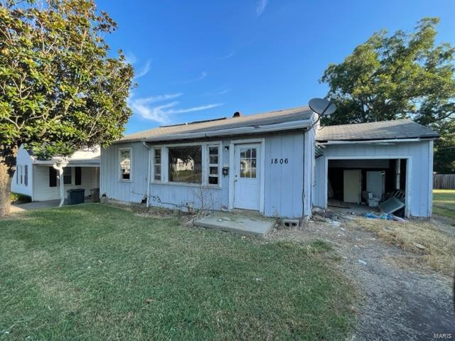 view of front facade with a front lawn and a garage