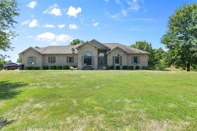 single story home with a front lawn