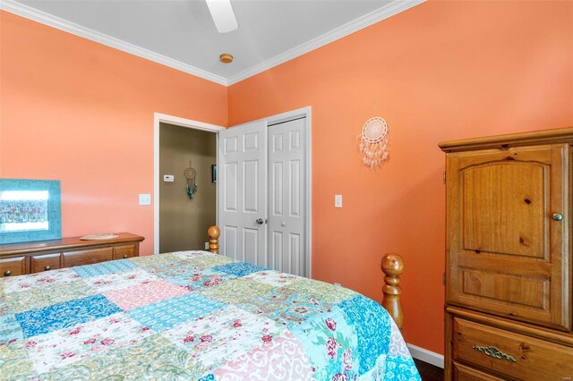 bedroom with a closet, ceiling fan, and ornamental molding