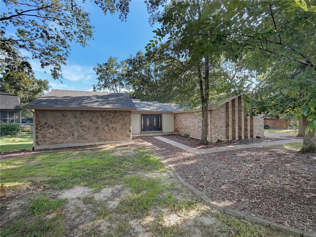 view of front of property with a front yard