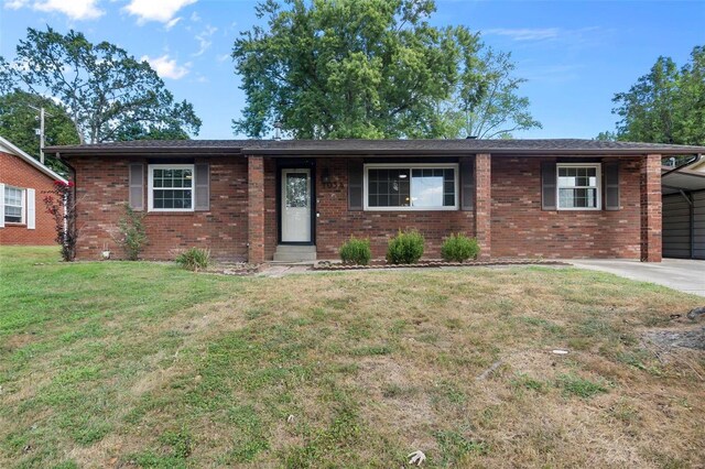 single story home with a front yard