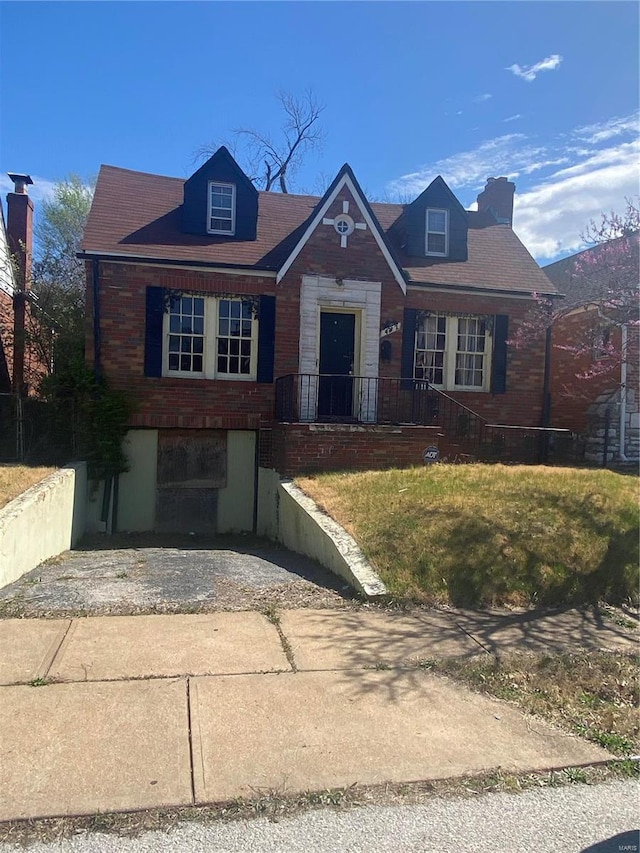 view of front of property featuring a front yard